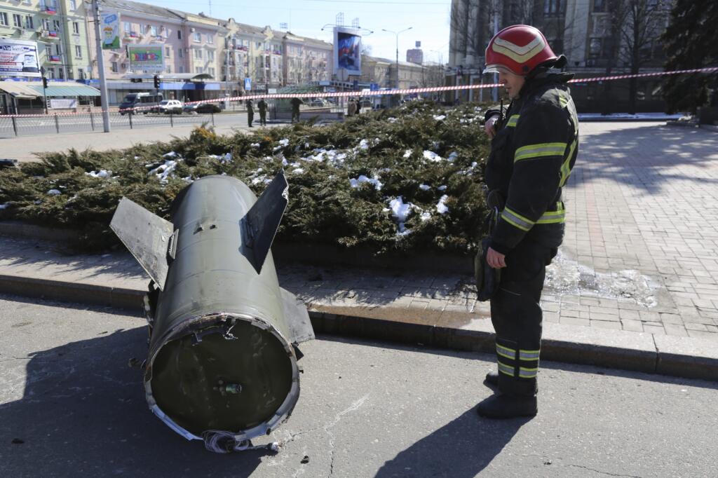 WA 41 Doneck - Hasič si prezerá časť zostrelenej ukrajinskej rakety typu Točka v meste Doneck na východe Ukrajiny v pondelok 14. marca 2022.  Ruskom podporovaní separatisti na východe Ukrajiny v pondelok vyhlásili, že pri útoku ukrajinských síl na mesto Doneck zahynulo najmenej 16 ľudí. Predstavitelia separatistov uviedli, že do centra Donecka dopadli časti zostrelenej ukrajinskej rakety typu Točka.  K údajnému útoku došlo v čase, keď sa prostredníctvom videokonferencie začalo štvrté kolo mierov