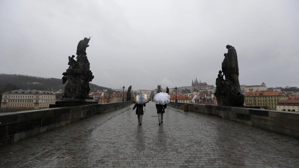 KK19 Praha - Ľudia kráčajú po prázdnom Karlovom moste 11. marca 2020 v Prahe. V Českej republike momentálne evidujú už 67 prípadov nákazy koronavírusom SARS-CoV-2. O troch nových prípadoch informoval v stredu minister zdravotníctva Adam Vojtěch. Česko v utorok zakázalo podujatia s viac ako 100 účastníkmi. Týka sa to divadelných, hudobných a filmových predstavení, ako aj športových či náboženských udalostí. FOTO TASR/AP
People walk across an unusually empty medieval Charles Bridge in Prague, Cze