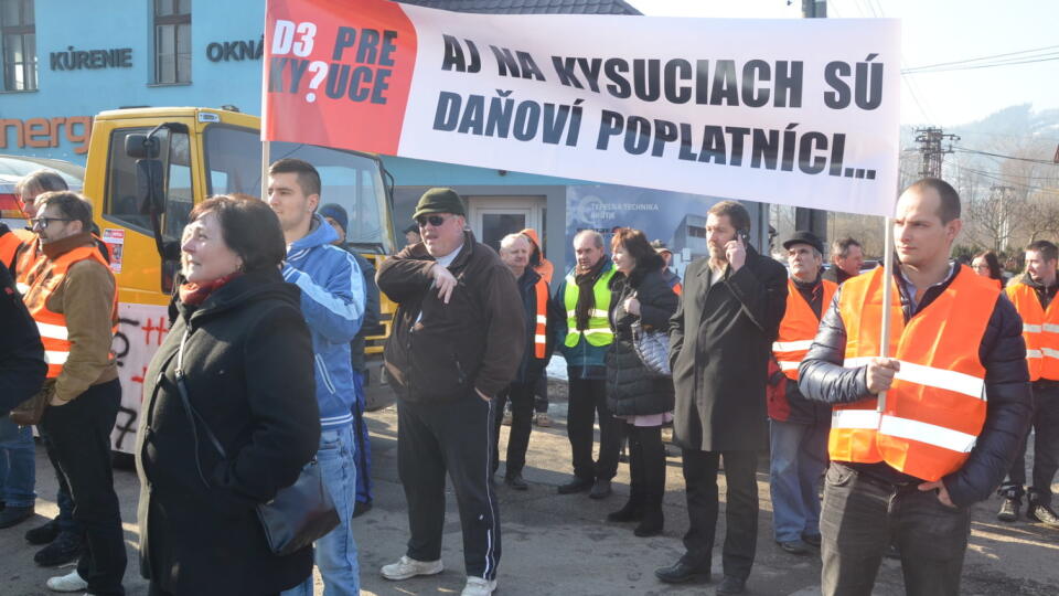 Patnásťminútová blokáda frekventovaného úseku cesty v Povine vytvorila niekoľkokilometrové kolóny v oboch smeroch.