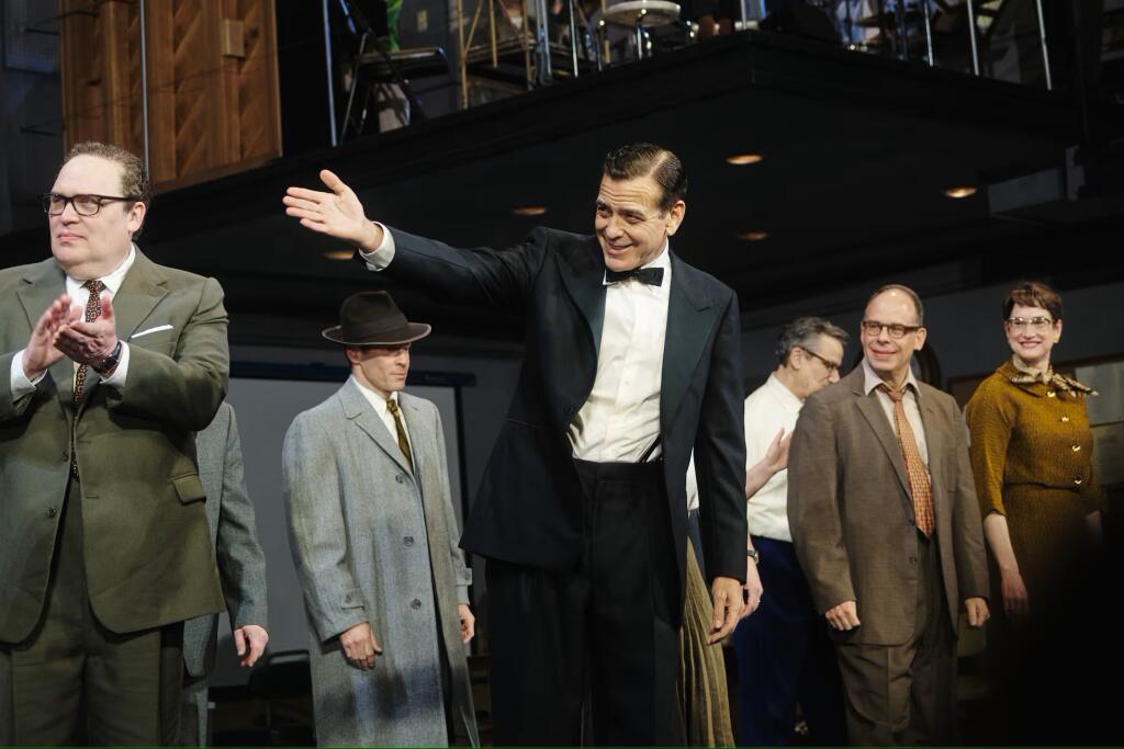 George Clooney sa prvýkrát predstavil na Broadwayi v divadelnej adaptácii filmu Good Night, and Good Luck, kde stvárnil Edwarda R. Murrowa.