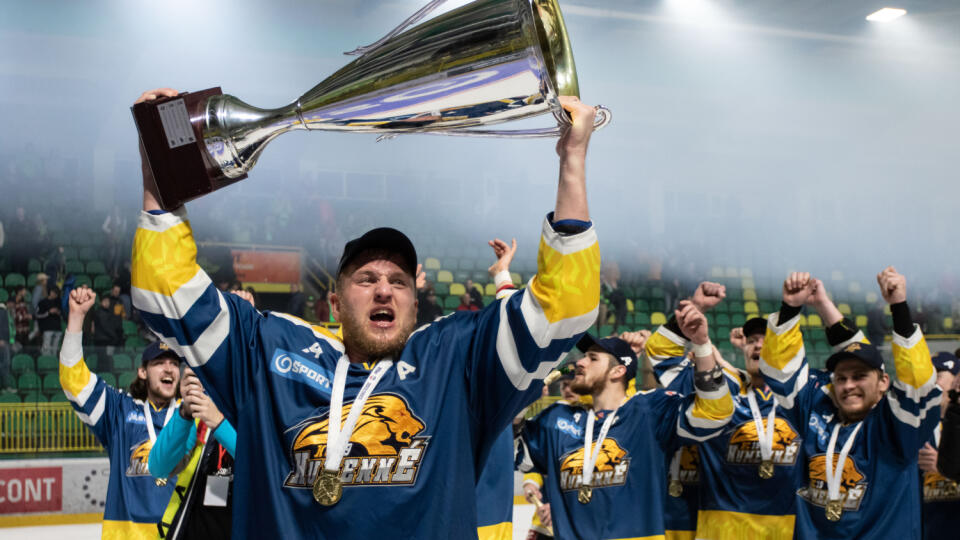 Na snímke radosť Jána Ťavodu (Humenné) po skončení siedmeho finálového zápasu play off Tipos Slovenskej hokejovej ligy (SHL) Vlci Žilina - HC 19 Humenné v stredu 26. apríla 2023 v Žiline. Humenné sa stalo po víťazstve 2:3 po samostatných nájazdoch víťazom Tipos Slovenskej hokejovej ligy v sezóne 2022/2023. FOTO TASR - Daniel Stehlík