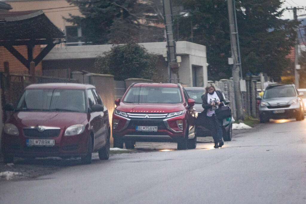 Paparazzi foto pred domom Moniky Beňovej.