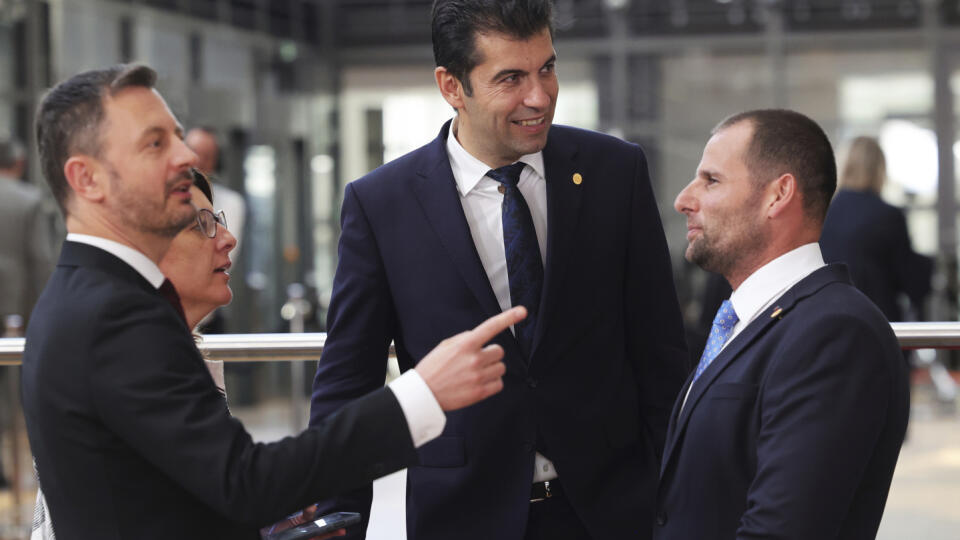 WA 4 Brusel - Zľava slovenský premiér Eduard Heger, bulharský premiér Kiril Petkov a premiér MAlty Robert Abela sa rozprávajú počas summitu EÚ v Bruseli vo štvrtok 23. júna 2022. Lídrov členských krajín EÚ vo štvrtok a piatok v Bruseli čaká