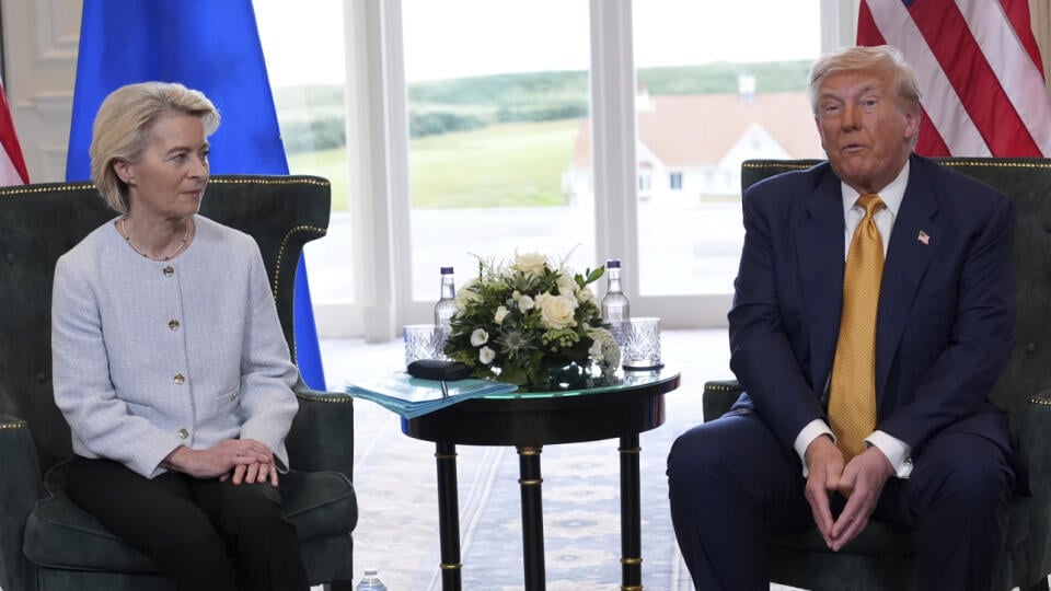 WA 62 Turnberry - Na snímke americký prezident Donald Trump a šéfka Európskej komisie (EK) Ursula von der Leyenová rokujú počas stretnutia v škótskom Turnberry v nedeľu 27. júla 2025. FOTO TASR/AP
President Donald Trump meets European Commission President Ursula von der Leyen for bilateral talks at the Trump Turnberry golf course in Turnberry, Scotland Sunday, July 27, 2025. (AP Photo/Jacquelyn Martin)