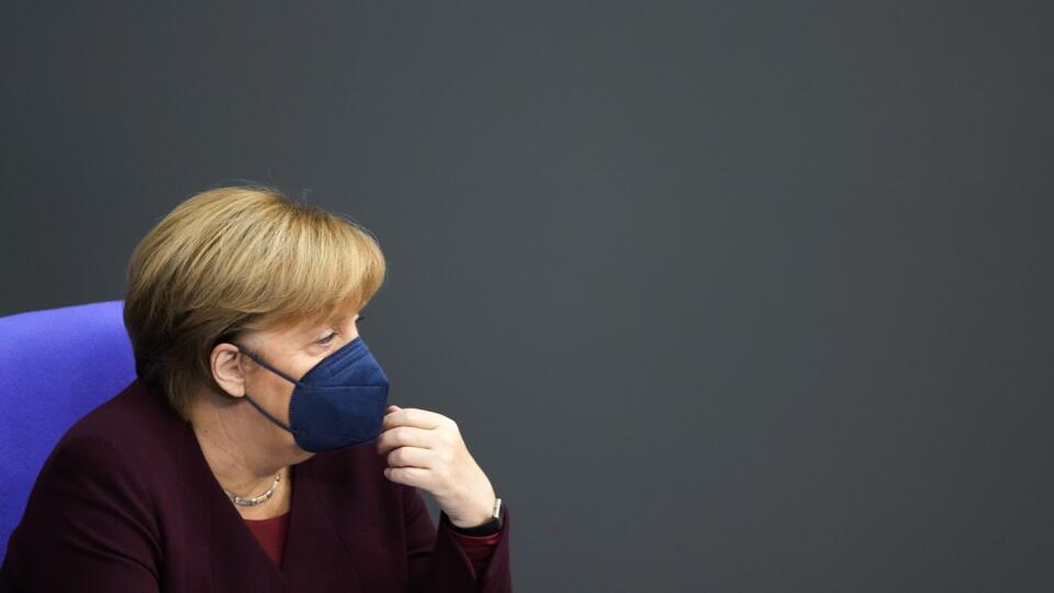 KK15 Berlín - Nemecká kancelárka Angela Merkelová počas debaty o opatreniach v boji proti pandémii ochorenia Covid-19 na zasadnutí nemeckého Spolkového snemu (Bundestag), 11. novembra 2021 v Berlíne. V Nemecku zaznamenali za posledných 24 hodín rekordných 50.196 nových prípadov nákazy koronavírusom SARS-CoV-2, čo je najviac od začiatku pandémie. Zároveň je to vôbec prvýkrát, ako tam denný prírastok infikovaných presiahol hranicu 50.000. FOTO TASR/AP
ncellor Angela Merkel attends a debate about
