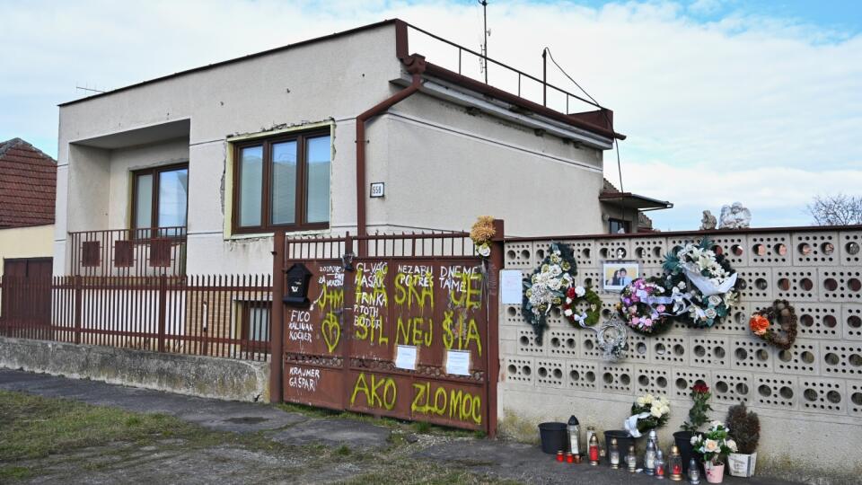 Na snímke vence a sviečky počas pietnej spomienky pri príležitosti 5. výročia vraždy novinára Jána Kuciaka a jeho snúbenice Martiny Kušnírovej pred ich domom v obci Veľká Mača, okres Galanta v utorok 21. februára 2023.