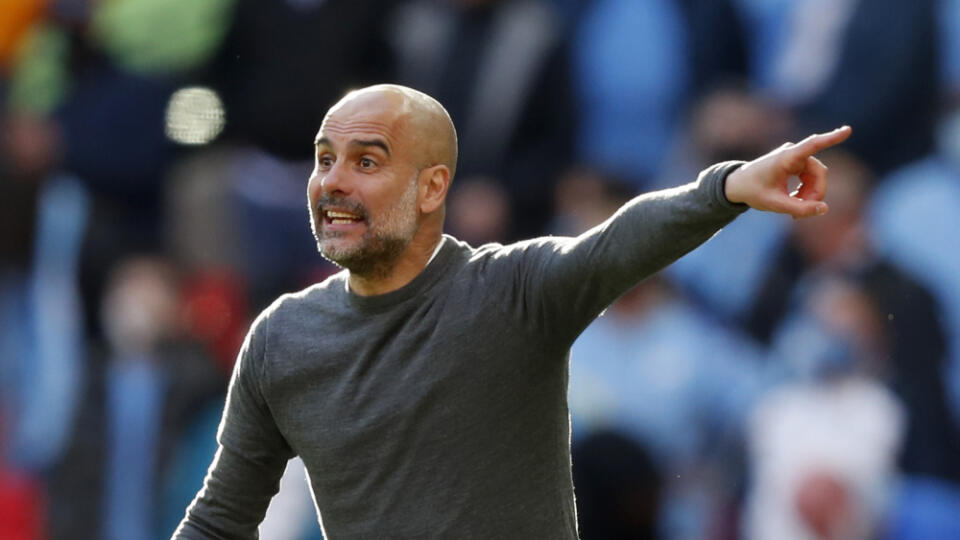 EBE 69 Londýn - Na snímke tréner Manchestru City Joseph Guardiola v zápase finále anglického Ligového pohára Manchester City - Tottenham Hotspur na štadióne v londýnskom Wembley 25. apríla 2021. FOTO TASR/AP
Manchester City's head coach Pep Guardiola gestures during the English League Cup final soccer match between Manchester City and Tottenham Hotspur at Wembley stadium in London, Sunday, April 25, 2021. (AP Photo/Alastair Grant)