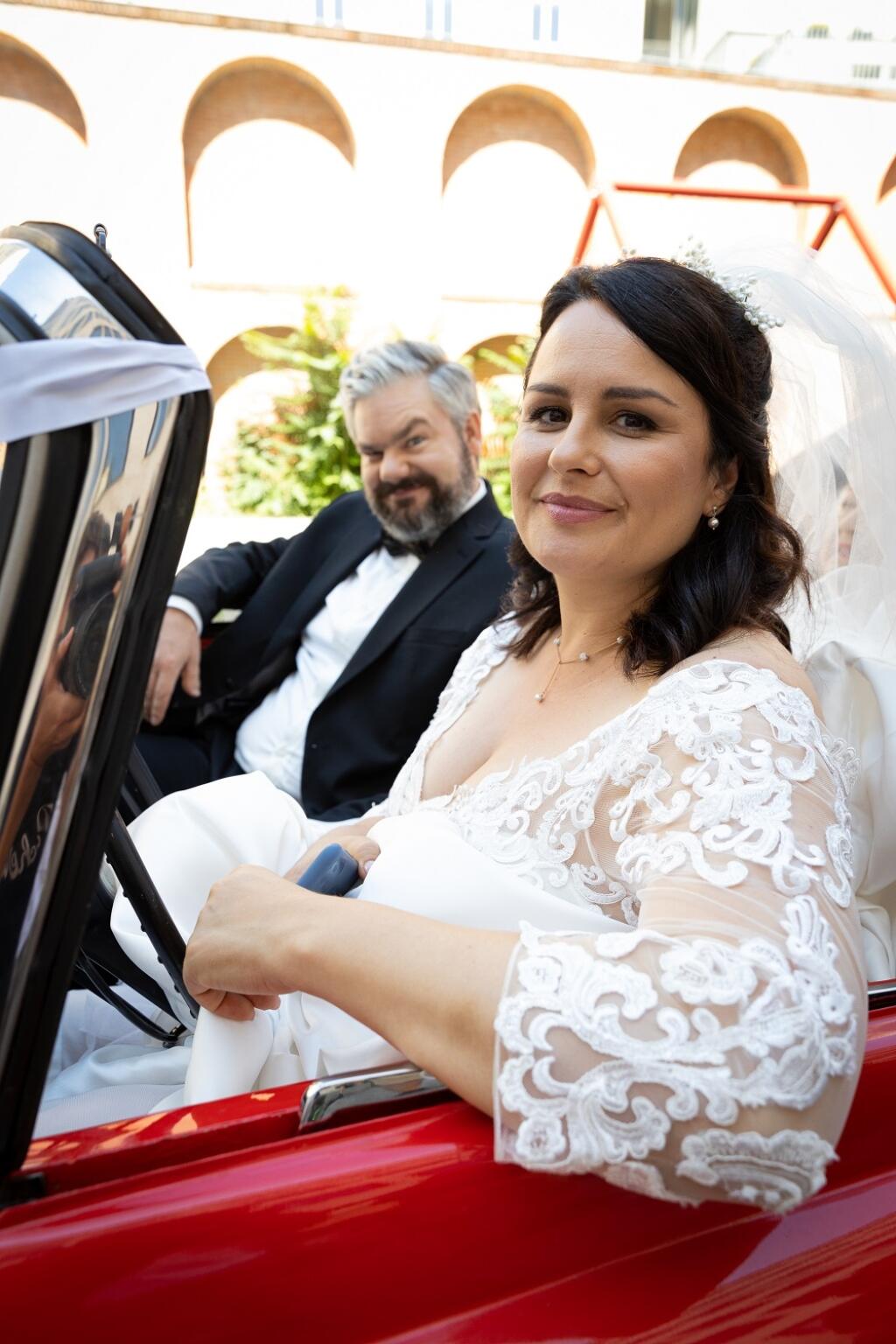 Petra ako nevesta, ktorá sa vydáva za profesora, ktorého hrá Samo Trnka.