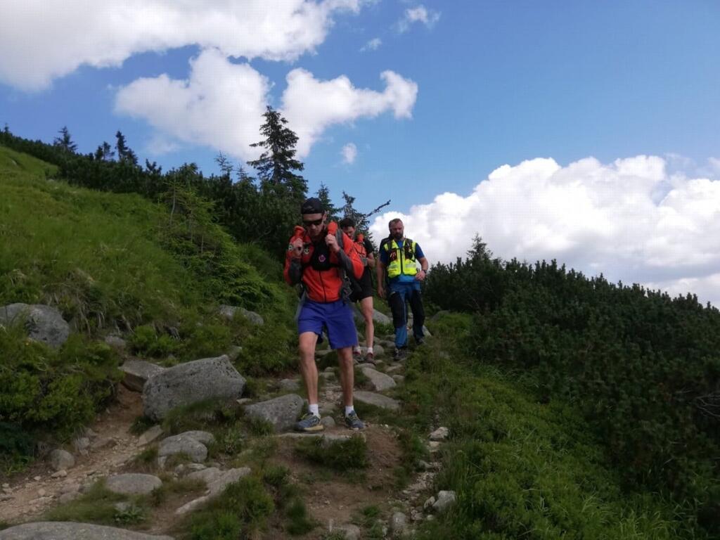 Horskí záchranári pomáhali 32-ročnej turistke, ktorá si na Krúpovom sedle v Nízkych Tatrách poranila členok a nebola schopná samostatne pokračovať.