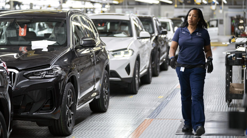 KK37 Greer - Na snímke zamestnankyňa kráča vo výrobnom závode automobilky BMW v Spartanburgu v Južnej Karolíne 19. októbra 2022. BMW investuje v USA do výroby elektromobilov a batérií celkovo 1,7 miliardy USD (1,74 miliardy eur). Ohlásená investícia zahŕňa 1 miliardu USD do prípravy produkcie elektromobilov v existujúcom závode automobilky v Spartanburgu v Južnej Karolíne. FOTO TASR/AP
FILE - An employee works in the X3, X45 assembly hall at the BMW Spartanburg plant in Greer, S.C., Oct. 19, 202