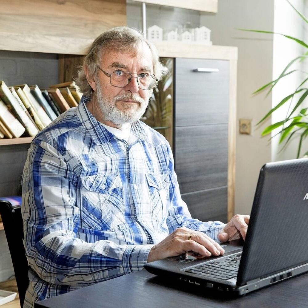 Bojovník proti extrémizmu Ján Benčík strávi za počítačom trávi dlhé hodiny, píše mu množstvo ľudí.