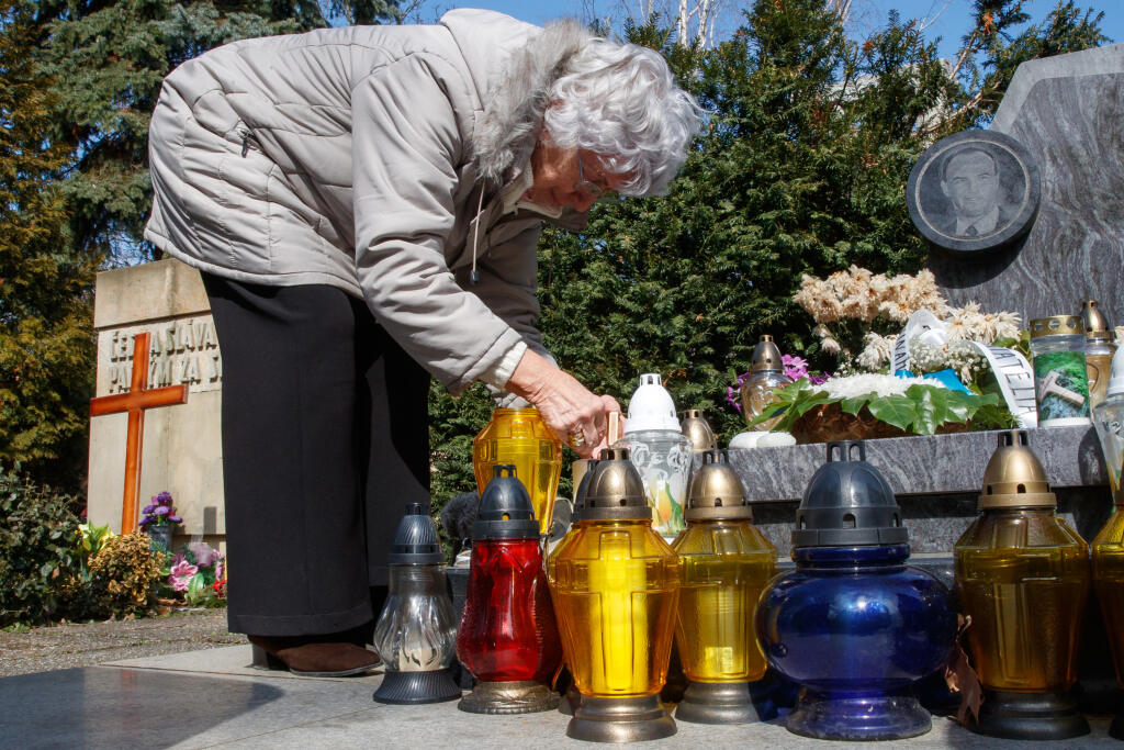 Irma Pašeková sa so smrťou syna Dušana a verziou, že to bola samovražda, nikdy nezmierila. Dlhé roky mu chodila starať sa o hrob.