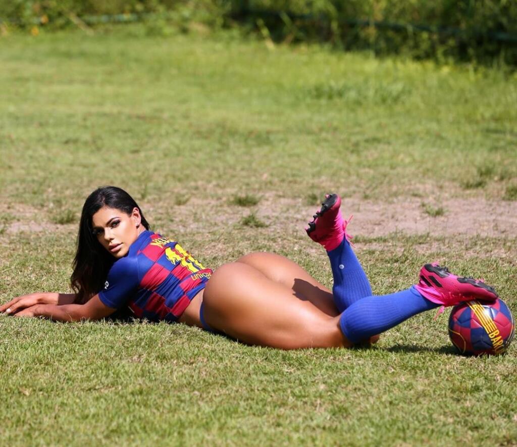 Pique si vraj mal vypisovať aj so Suzy Cortezovou, jednou z najznámejších fanúšičiek Barcelony, ktorá sa veľmi rada vyzlieka.