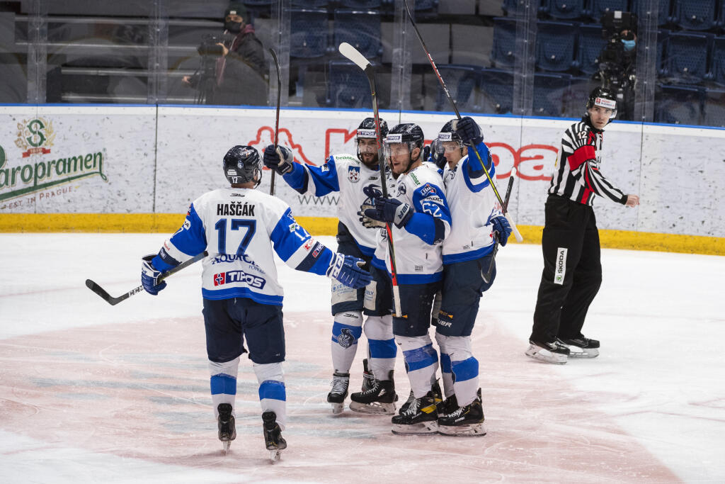 Na snímke hráči HK Poprad sa tešia z gólu počas 41. kola hokejovej Tipos extraligy medzi HC Slovan Bratislava - HK Poprad 21. februára 2021 v Bratislave. FOTO TASR - Jaroslav Novák