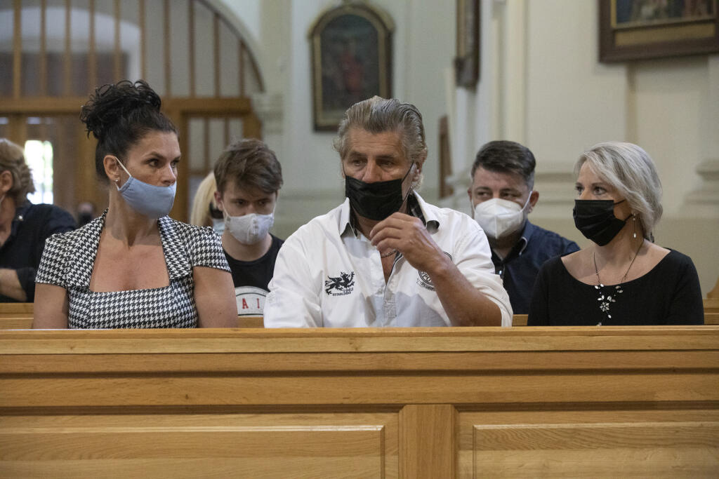 Svätá omša za Andreu Fischer v kostole v Dunajskej Lužnej.
Na obr. Jozef Ivaska , Andrea Weiterová, Petra Maxin, Noro Mezsároš, Otto Weiter