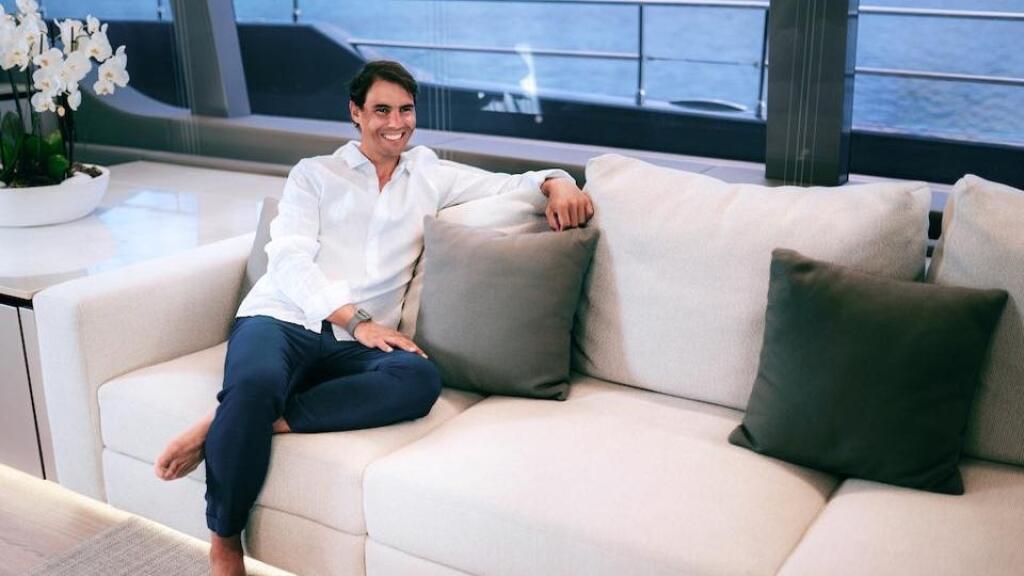 Rafael Nadal si na svojej jachte za4 milióny užíva slnečné lúče a luxus všade navôkol.