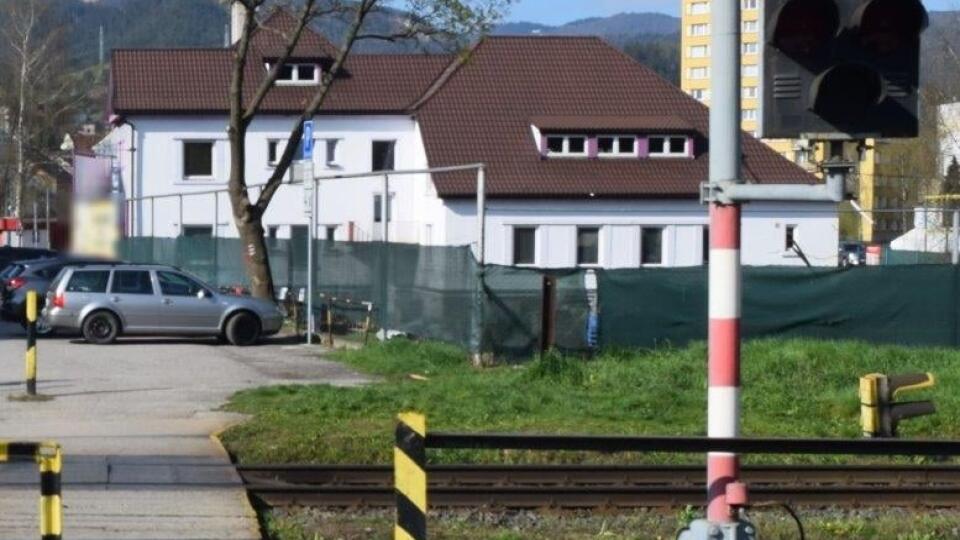 Cyklistka narazila na železničnom priecestí do prechádzajúceho vlaku. Z nehody vyviazla s ľahkými zraneniami.