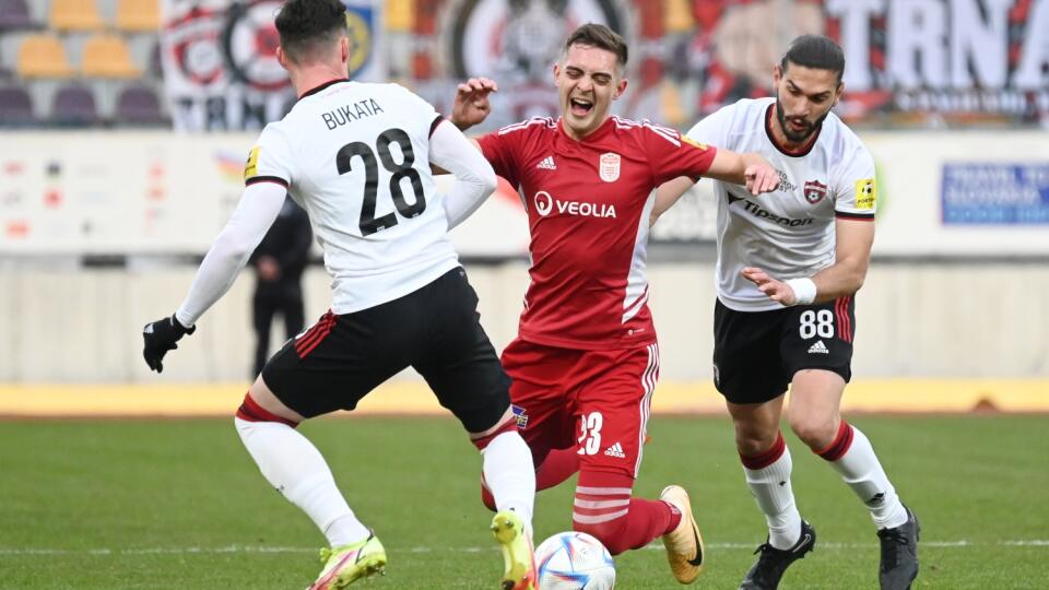 Na snímke zľava futbalista Spartaka Martin Bukata, hráč Dukly Michal Faško a hráč Spartaka Kyriakos Savvidis bojujú o loptu počas zápasu 4. kola nadstavbovej časti Fortuna ligy v skupine o titul medzi MFK Dukla Banská Bystrica a FC Spartak Trnava.