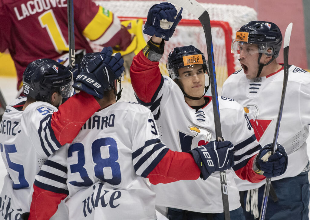 Na snímke hokejisti Slovana zľava Matt Mackenzie, Matteo Gennaro, Danill Fomynch a Marcel Haščák sa tešia po strelení gólu počas zápasu 20. kola hokejovej Tipos extraligy medzi HC Slovan Bratislava - HK Dukla Trenčín v Bratislave v piatok 25. novembra 2022. FOTO TASR - Martin Baumann