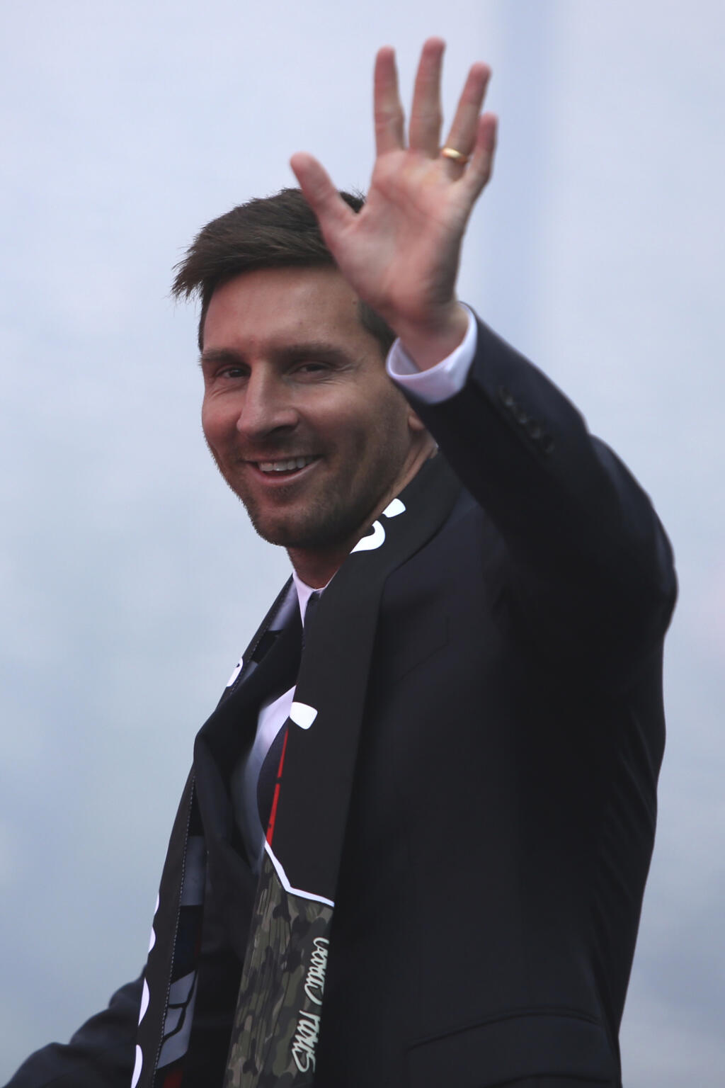 JB 52 Paríž - Argentínsky futbalista Lionel Messi máva fanúšikom francúzskeho futbalového klubu Paríž Saint-Germain pred štadiónom Parc des Princes v Paríži 11. augusta 2021. Messi si podľa vlastných slov užíva prítomnosť v tíme Paríž St. Germain od prvých minút. Francúzsky vicemajster predstavil svoju novú hviezdnu posilu v stredu na tlačovej konferencii. Tridsaťštyriročný argentínsky útočník opustil po 21 rokoch FC Barcelona. V metropole Francúzska podpísal zmluvu na 2 roky s opciou na ďalší
