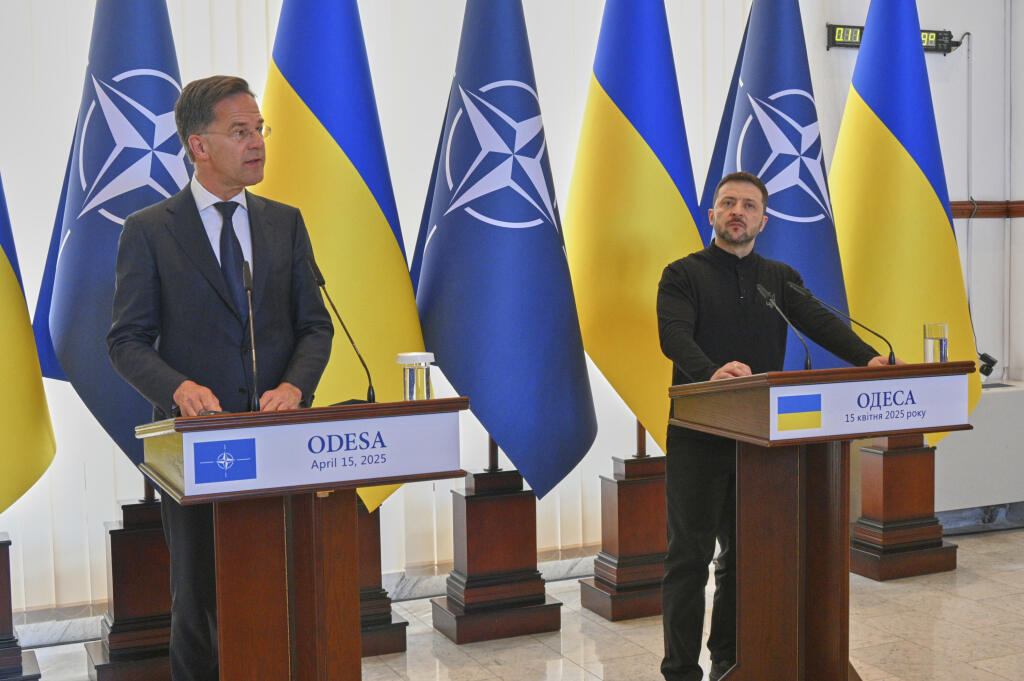 JB 7 Odesa - Ukrajinský prezident Volodymyr Zelenskyj (vpravo) počas spoločnej tlačovej konferencie s generálnym tajomníkom NATO Markom Ruttem po ich stretnutí v prístavnom meste Odesa na juhu Ukrajiny 15. apríla 2025. FOTO TASR/AP


NATO Secretary General Mark Rutte, left, and Ukraine's President Volodymyr Zelenskyy answer media questions during their joint press conference in Odesa, Ukraine, Tuesday, April 15, 2025. (AP Photo/Michael Shtekel)