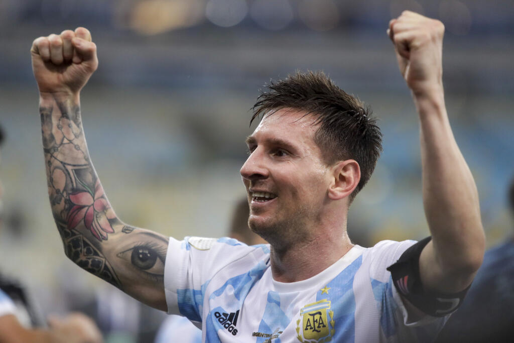 JB 19 Rio de Janeiro - Argentínsky hráč Lionel Messi oslavuje po výhre nad Brazíliou 1:0 vo finále futbalového zápasu Argentína - Brazília na juhoamerickom šampionáte Copa America v Rio de Janeiru 10. júla 2021. FOTO TASR/AP
Argentina's Lionel Messi celebrates after beating Brazil 1-0 in the Copa America final soccer match at the Maracana stadium in Rio de Janeiro, Brazil, Saturday, July 10, 2021. (AP Photo/Bruna Prado)