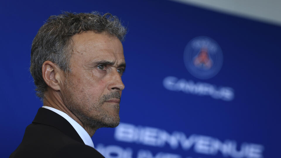 KK51 Poissy - Na snímke nový tréner futbalistov Paríža St. Germain Luis Enrique počas tlačovej konferencie 5. júla 2023 vo francúzskom Poissy. Bývalý kouč AS Rím, Celty Vigo, FC Barcelona či španielskej reprezentácie nahradil na poste Christopha Galtiera, ktorý sa dohodol s francúzskym majstrom na ukončení spolupráce. FOTO TASR/AP
Newly named PSG coach Luis Enrique looks on during a press conference at the new Paris-Saint-Germain training ground Wednesday, July 5, 2023 in Poissy, west of Paris.