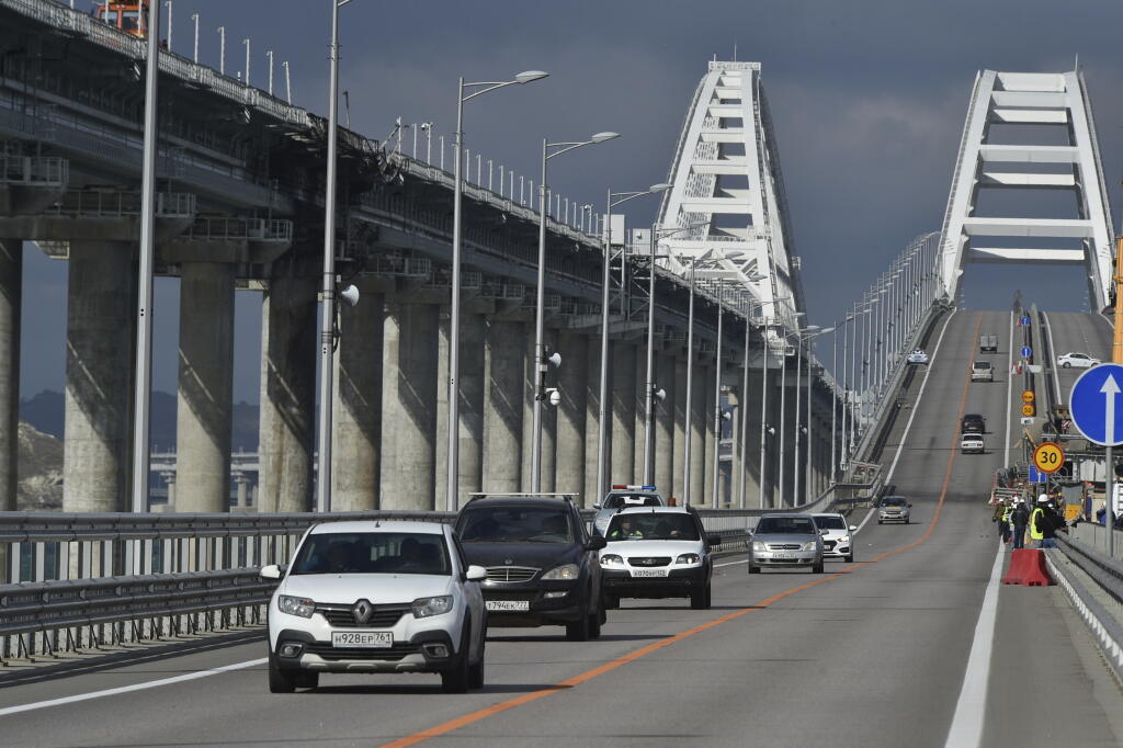 KK36 Kerč - Autá jazdia po automobilovej časti Kerčského mosta spájajúceho ruskú pevninu s anektovaným ukrajinským polostrovom Krym počas rekonštrukčných prác neďaleko Kerču 20. októbra 2022.  Výbuch vážne poškodil cestný a železničný Kerčský most, spájajúci Rusko s protiprávne anektovaným juhoukrajinským Krymským polostrovom, v sobotu ráno 8. októbra. Dosiaľ sa most využíval na prepravu ruských vojakov a vojenských zásob na Krym a odtiaľ do ďalších častí južnej Ukrajiny. Explózia zničila úseky 