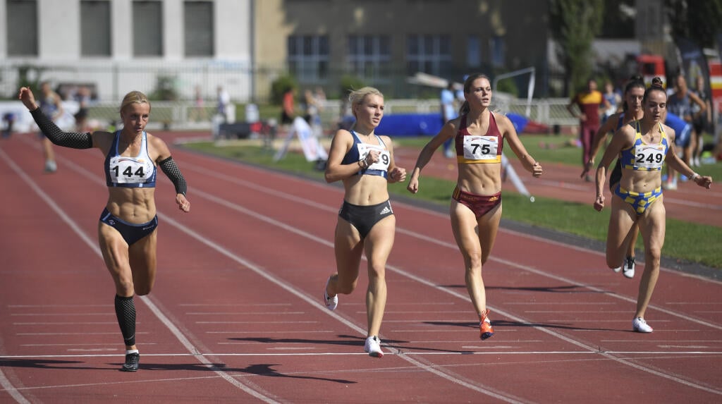 Finále Atletickej ligy 2020 na atletickom štadióne Technickej univerzity v Košiciach 15. septembra 2020. Na snímke zľava Lenka Kovačovicová (ŠK ŠOG Nitra), Viktória Forster (ŠK ŠOG Nitra), Alexandra Bezeková (ŠK Dukla o. z. Banská Bystrica) a Viktória Strýčková (AK Slávia TU Košice) v cieli v behu na 100 m. FOTO TASR - František Iván