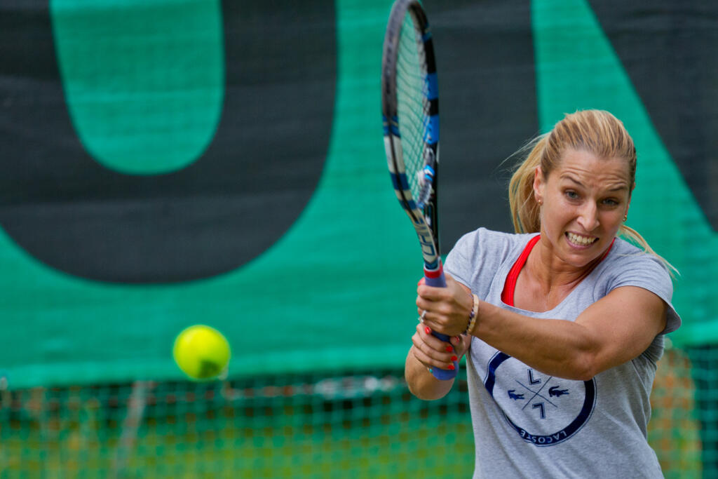 Na snimke slovenska tenistka Dominika Cibulkova sa pripravuje po lahsom zraneni na turnaje na travnatom povrchu, ktorych vrcholom bude turnaj vo Wimbledone.