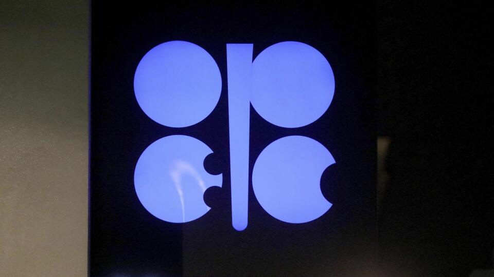 WA 28 archív Viedeň - Na archívnej snímke z 19. decembra 2019 logo Organizácie krajín vyvážajúcich ropu (OPEC) svieti na budove sídla vo Viedni. OPEC a Rusko sa vo štvrtok 3. decembra 2020 dohodli na miernom zvýšení produkcie v prvom mesiaci budúceho roka, na ťažobnej politike na zvyšok roka 2021 sa však predbežne nezhodli. Uviedli to pre agentúru Reuters štyri zdroje zo zoskupenia OPEC+ zahrnujúceho členov OPEC a ďalších producentov na čele s Ruskom.To znamená, že namiesto terajšieho programu