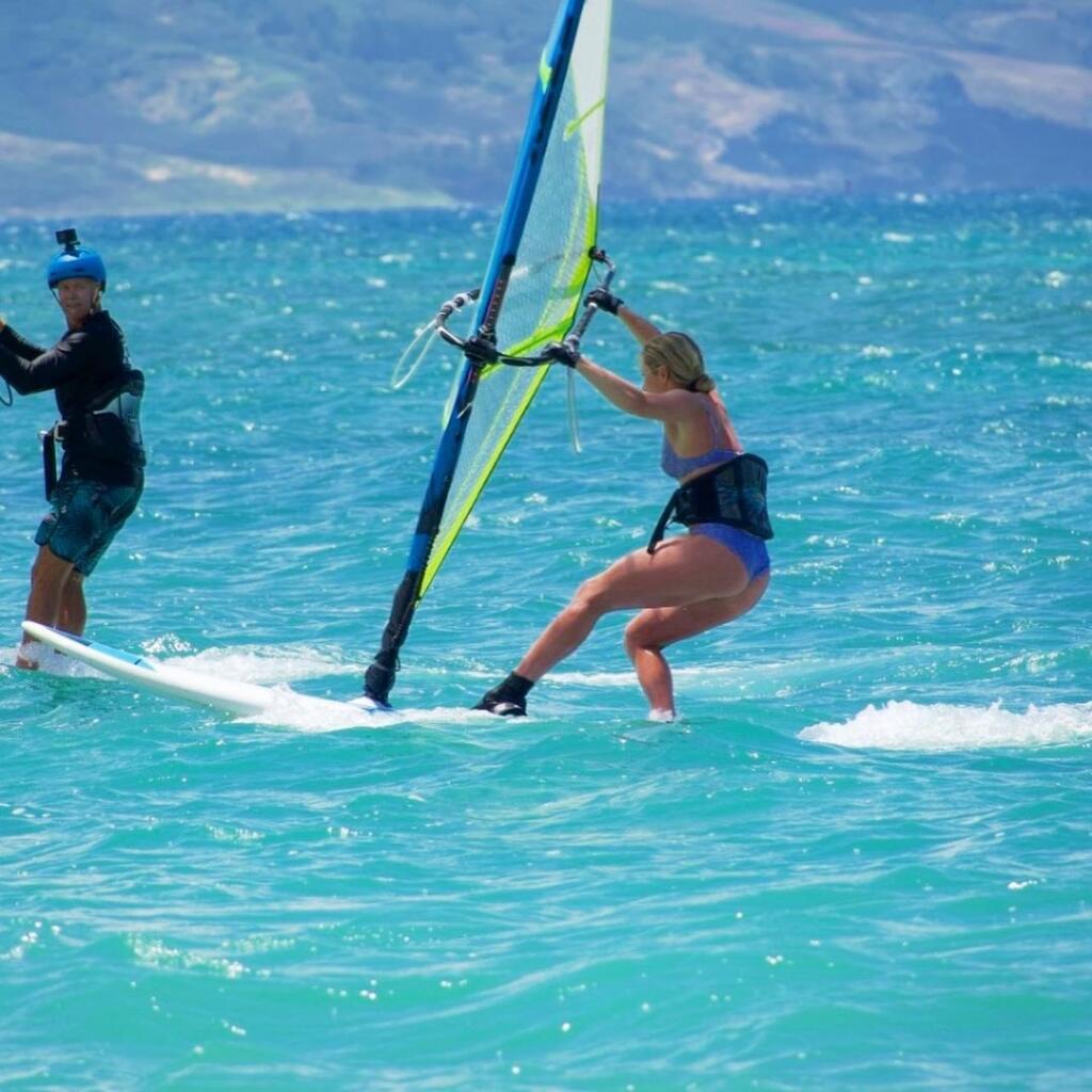 Mikaela Shiffrinová predviedla aj svoje zručnosti pri windsurfingu.