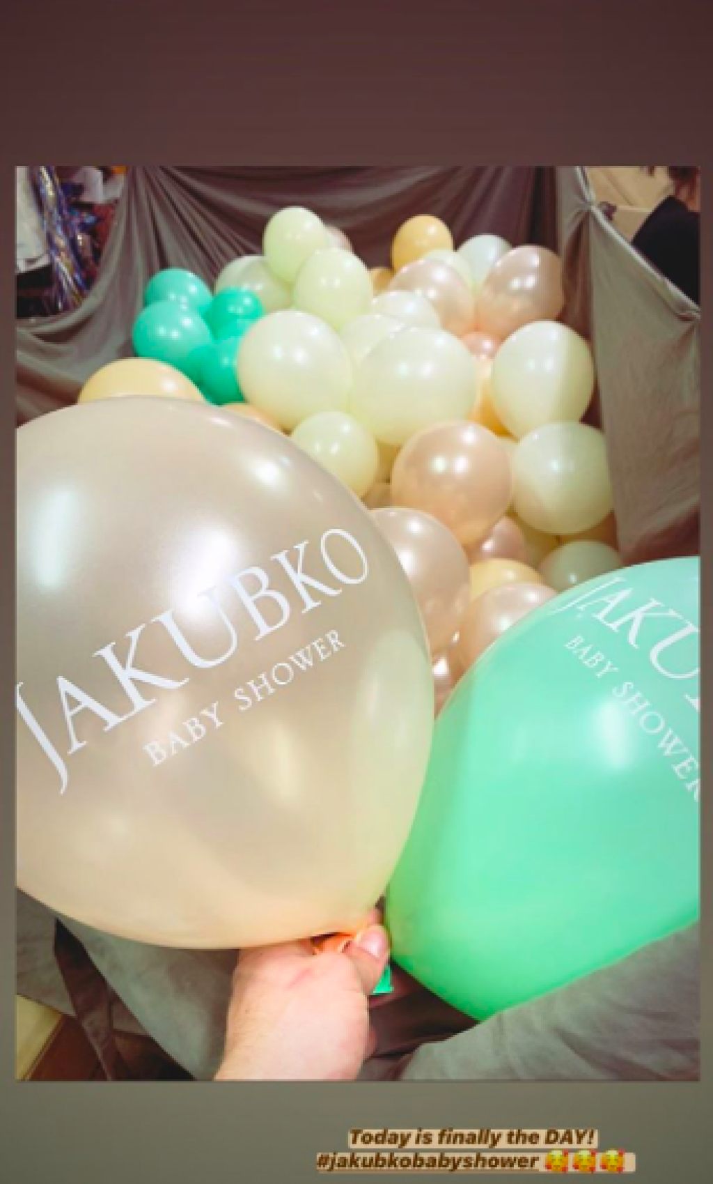 Jednalo sa o tradičnú americkú párty „baby shower“, čo znamená, že novopečená mamička dostane od kamarátov a rodiny darčeky pre nenarodené dieťatko vopred.