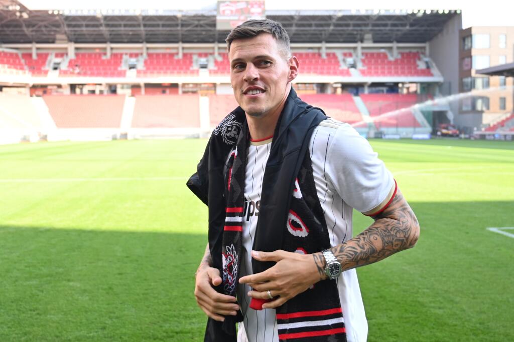 Na snímke nová posila Spartaka Martin Škrtel počas predstavenia fanúšikom po podpise zmluvy s FC Spartak Trnava na Štadióne Martina Malatinského v Trnave v nedeľu 15. augusta 2021.