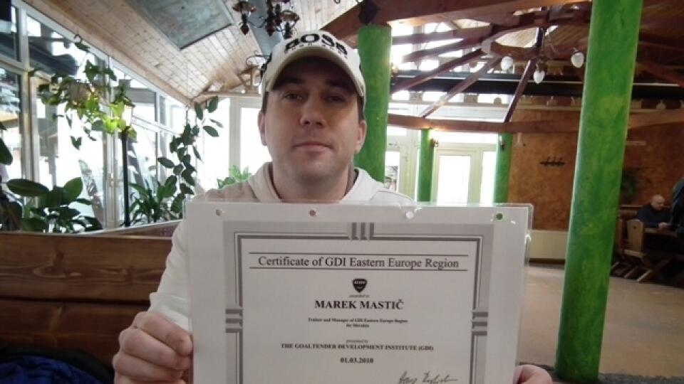 Marek Mastič, šéf slovenskej pobočky brankárskej školy GDI, s certifikátom.
