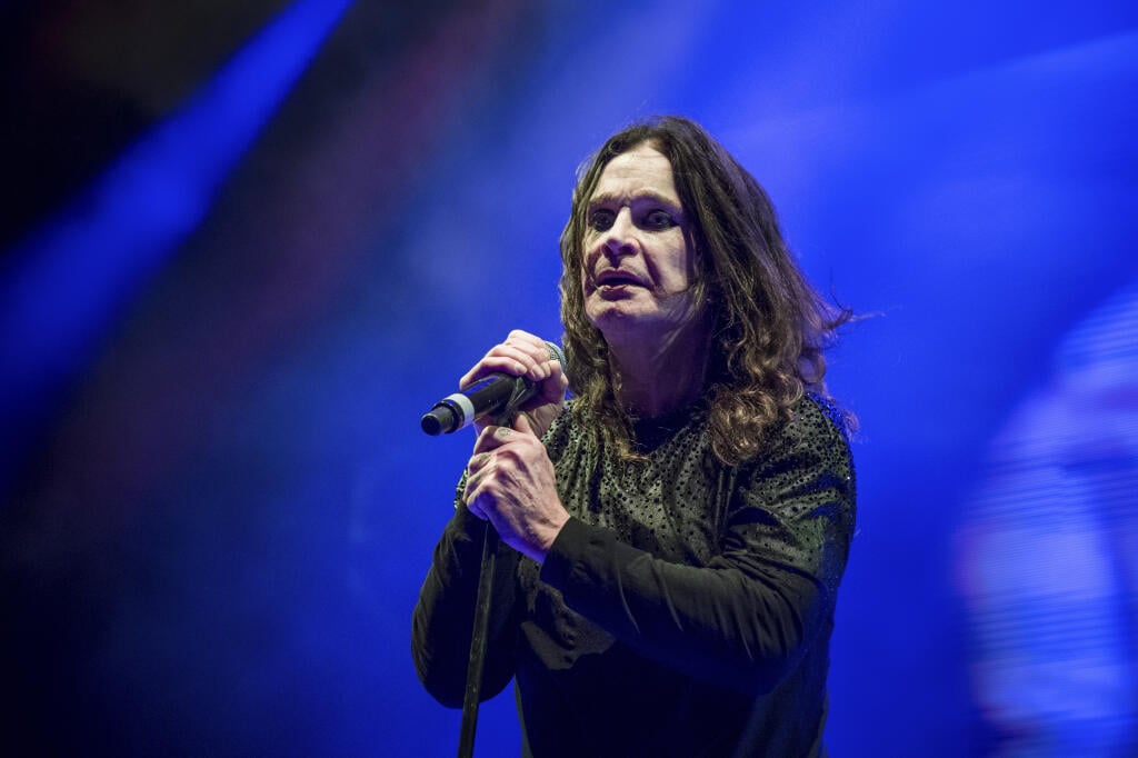 AZ29 archív San Bernardino- Na archívnej snímke z 24. septembra 2016 britský spevák Ozzy Osbourne vystupuje s hudobnou skupinou Black Sabbath v meste San Bernardino. Vo veku 76 rokov zomrel v utorok 22. júla 2025 ráno britský spevák Ozzy Osbourne, frontman heavy metalovej skupiny Black Sabbath. Oznámila to jeho rodina. FOTO TASR/AP
FILE - Ozzy Osbourne, of Black Sabbath, performs at Ozzfest on Sept. 24, 2016, in San Bernardino, Calif. (Amy Harris/Invision/AP, File)