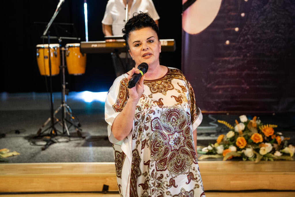 Charitatívny bazár Otta Weitera z vecí po jeho zosnulej manželke v bratislavskom Dome kultúry Zrkadlový háj. Na snímke Jadranka Handlovská.