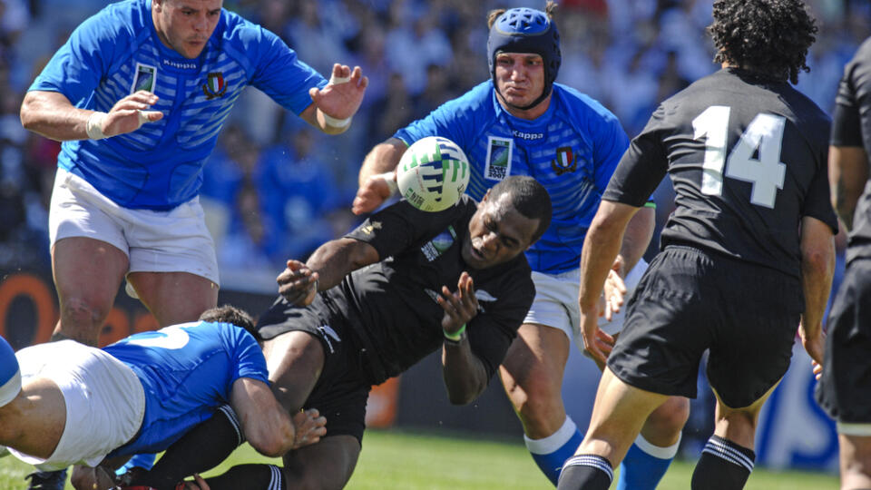 Jerry Collins (v strede).