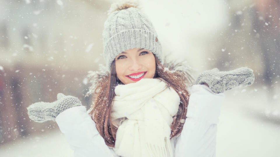 Beautiful,Smiling,Young,Woman,In,Warm,Clothing.,Portrait,In,Winter