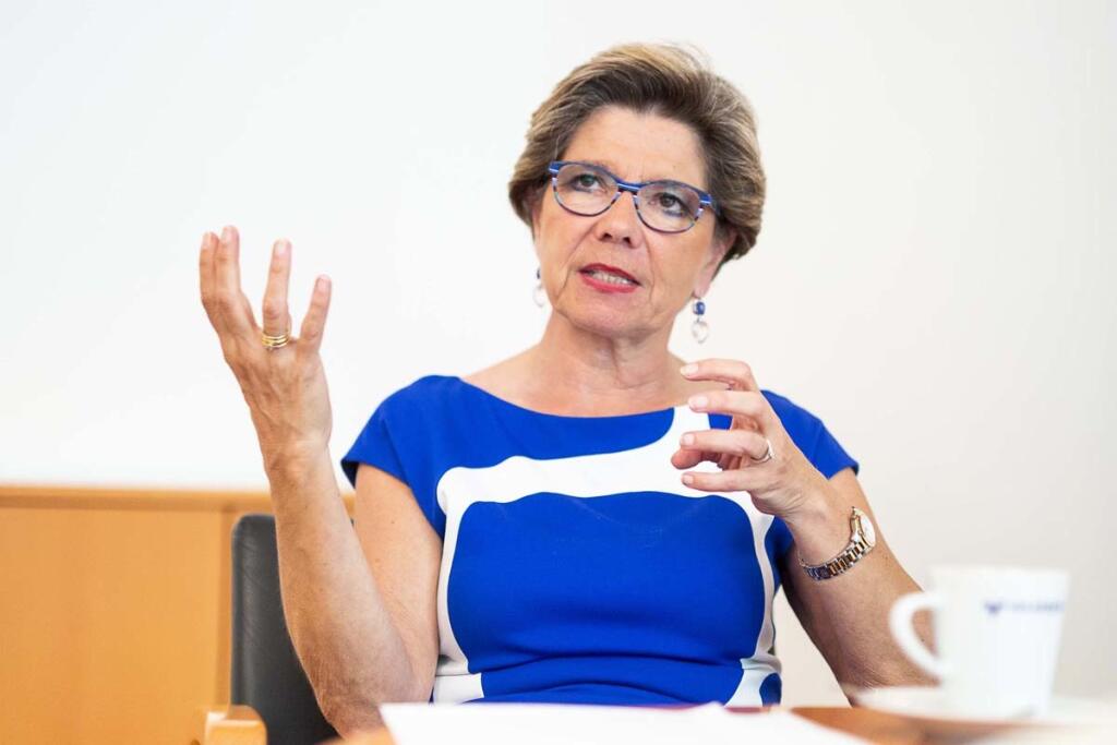 Regina Ovesny-Straka