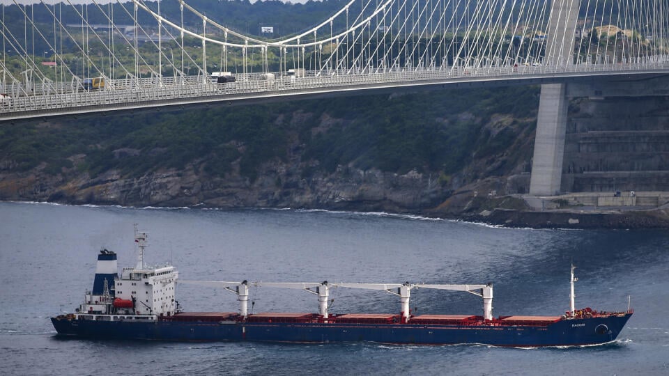 KK44 Istanbul - Nákladná loď Razoni sa plaví cez Bosporský prieliv po kontrole inšpektorov z koordinačného centra v Istanbule 3. augusta 2022. Inšpektori z koordinačného centra v Istanbule skontrolovali v stredu náklad lode, ktorá ako vôbec prvá od začiatku ruskej invázie prepravuje obilniny z Ukrajiny. Predstavitelia Ukrajiny, Ruska, Turecka a OSN zisťovali, či náklad lode korešponduje s dohodou zameranou na obnovenie vývozu ukrajinského obilia, ktorú koncom júla dosiahli Kyjev s Moskvou. FOTO