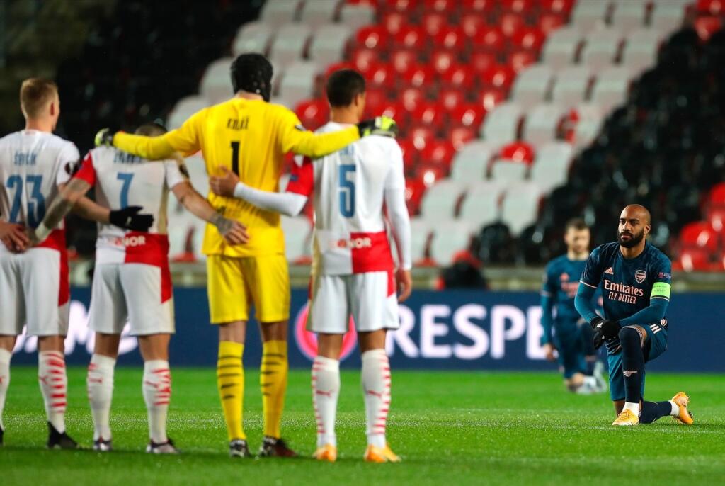 Francúzsky útočník pred stretnutím pokľakol pred celým tímom Slavie a vyslal tak jasný signál.
