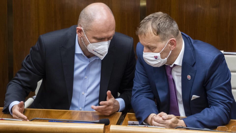 Na snímke zľava minister hospodárstva SR a prvý podpredseda vlády pre ekonomiku SR Richard Sulík (SaS) a predseda NRSR Boris Kollár (Sme rodina) počas 32. schôdze Národnej rady SR v Bratislave 17. júna 2021. FOTO TASR - Jaroslav Novák