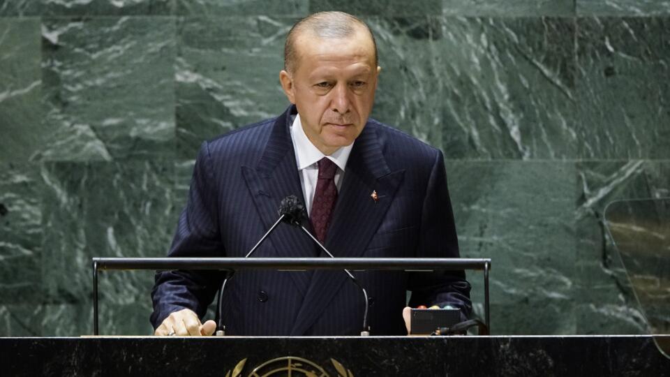 EBE 35 New York - Na snímke turecký prezident Recep Tayyip Erdogan reční počas rozpravy na 76. Valnom zhromaždení (VZ) Organizácie Spojených národov (OSN) v New Yorku 21. septembra 2021. FOTO TASR/AP
Turkish President Recep Tayyip Erdogan addresses the 76th Session of the United Nations General Assembly, Tuesday, Sept. 21, 2021 at U.N. headquarters. (Eduardo Munoz/Pool Photo via AP)