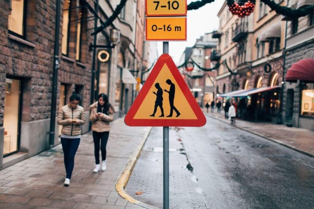 Značka upozorňujúca na ľudí s mobilnými telefónmi