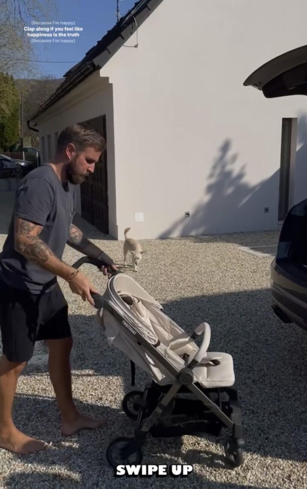 Jakubko sa po novom vyváža v kočíku značky Twistshakebaby, ktorého cena je 700 eur.