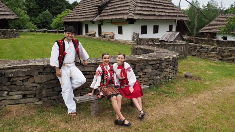 Skanzen vo Svidníku dýcha históriou, no ak budete mať šťastie stanete sa v ňom súčasťou hudobného klipu