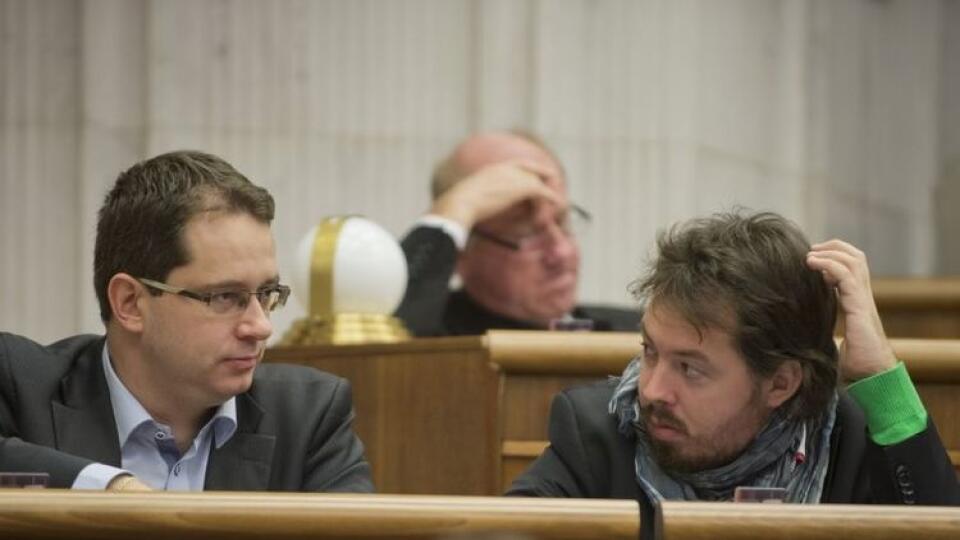 Na snímke poslanci vpravo Otto Brixi (SMER-SD) a Anton Martvoň (SMER-SD).