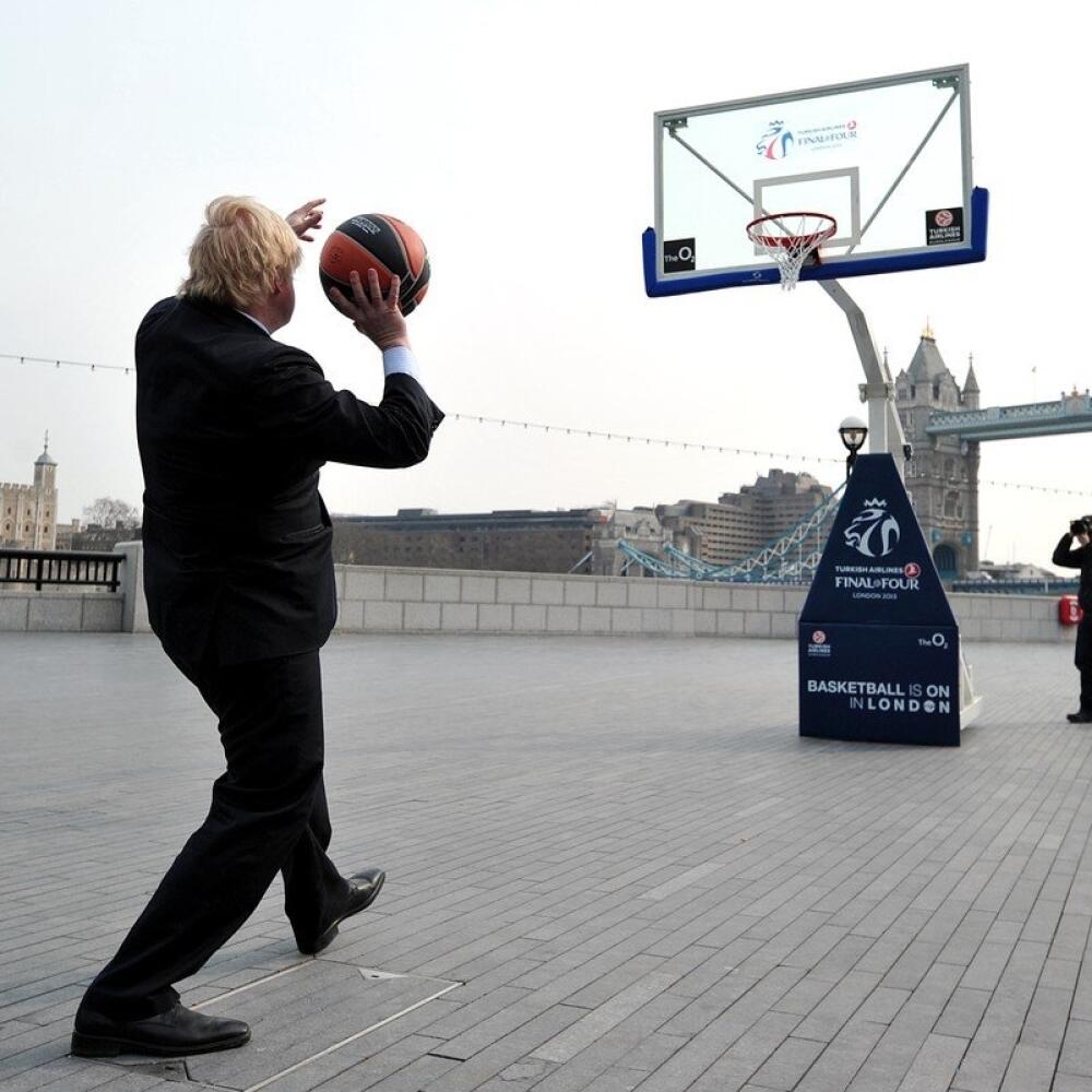 Boris Johnson ako basketbalista.