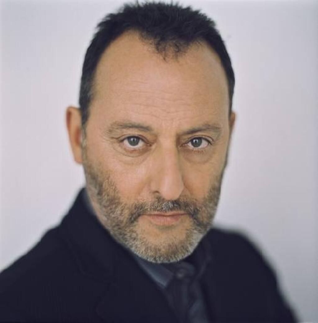 Jean Reno sa narodil v marockej Casablance. Jeho filmová kariéra sa však začala vo francúzskych filmoch. Objavil sa v mnohých filmoch Luca Bessona, z ktorých dva Magická hlbočina a Leon zaznamenali mimoriadny úspech. Záujem o fešného drsniaka s neodolateľným hlasom prejavili záujem nielen americkí filmári, ale aj fanúšičky.